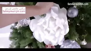 ربة منزل ذات مؤخرة كبيرة تأخذ قضيباً أسود كبيراً