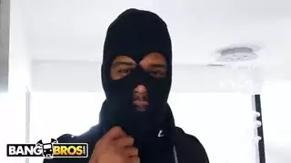 الأب المعصوب العينين يسمع ابنة تأخذ قضيبًا أسودًا كبيرًا