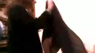 زوجة خائنة ترقص بملابسها الداخلية لعشيقها