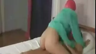 شرموطة محجبة تأخذ الحليب في حلقها