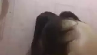 العاشق المصري ينزلق بقضيبه داخلها لركبة شهوانية