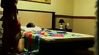 فتاة سمراء ذات وشوم تجرب الإباحية الهواة