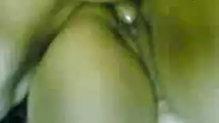 شاب قاهرة يطلق شهوته على فرج عشيقته الضيق