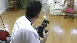 ساخنات يقمن بأول علاقة جنسية جماعية برية على موقع تصوير إباحي