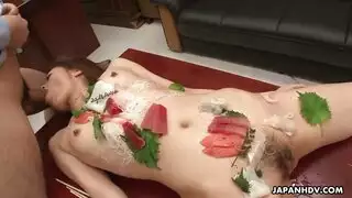 عاهرة آسيوية تستمتع بأشعة الشمس تدخن وتصرخ خلال النشوة