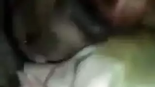 حفلة جنس ثلاثية: فتاتان تركبان وتمصان قضيبه القاسي