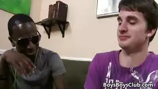 حركة مثلية صريحة تضم عدة شباب وقضيب أسود كبير