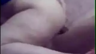 شرموطة عربية تخلع قميص النوم لتركب قضيباً متوحشاً