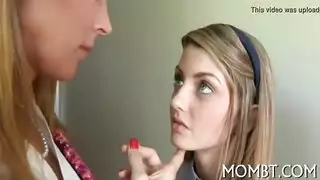 اشتهاء محرم: الكبيرة والصغيرة تشاركان قضيبًا صلبًا