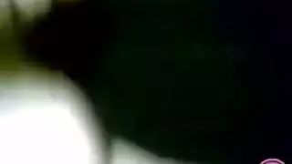 فتاة مصرية محجبة تنزل وتتعرض لحفرة ضيقة للهجوم