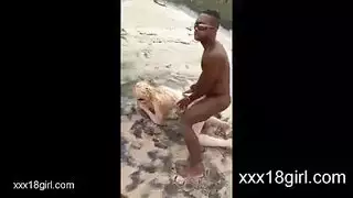 فحل أسود يضرب فتاة شقراء بقوة في المحيط