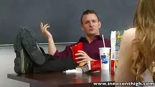 فتاة جامعية جامحة بشعر أحمر تمارس الجنس مع مدرسها بشراسة