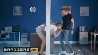 أخوات غير أشقاء يشاركان في نيك طيز ضخمة في مشهد xxx