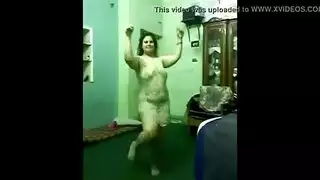 عاهرة مصرية تطحن وتهز مؤخرتها الكبيرة وثدييها