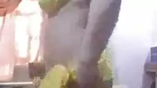 كاميرا مباشرة: تعري صريح لفتاة عربية في الغرفة مقابل المال