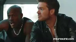 كس مشعر يُلعق ويُضرب بقضيب أسود كبير