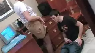 لا يقاوم منحنيات الأم الزوجية يخرج عضوه ويبدأ في الضخ