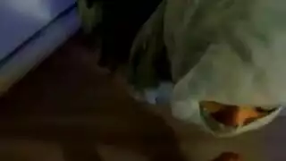 فم مغطى بالنقاب يمتص بقوة ويبتلع الحمم الساخنة