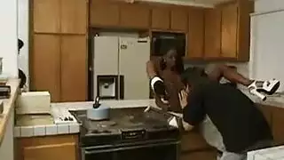 قذف داخلي للخادمة السوداء في المطبخ بورن وضعية الكلب المكثف