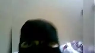 عاهرة تئن: جلسة جماع شديدة مع لقطات قذف صريحة