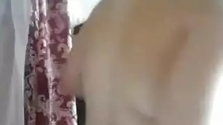 الكوبية في سن المراهقة أسود عاري الصدر