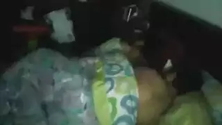 جنس زوجي مشتعل: سمراء تتعرض للجماع القوي