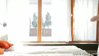 شريط جنس عنيف: صفع أثداء ناعمة وضرب فرج مبلل تمامًا