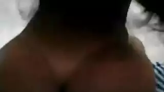 فتاة يابانية شابة تأخذ عدة أعضاء ذكرية