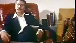 الفاتنات ذوات الشعر الداكن ضخمات الصدر في مشاهد إباحية صريحة