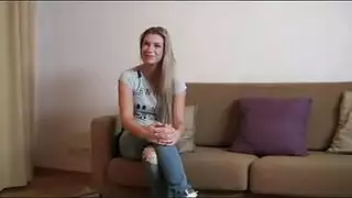 فتاة بريئة يتم تمزيق مهبلها أمام الكاميرا