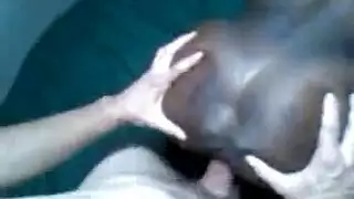 رغبة محرمة: امرأة أكبر تسيطر على قضيب شاب