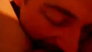 مراهق يتلذذ بثدييها في مقطع صريح