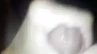 بنت صغيرة تنام مع ابيها عارية بعد موت امها