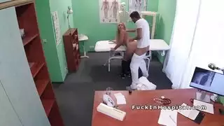 سروال داخلي لأعلى، مهبل للخارج — جاهزة لمشهد إباحي جامح