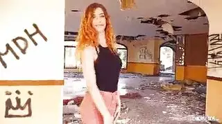 مراهقة شقراء قصيرة الشعر تُمارس معها الجنس بعنف