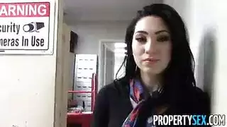 كاميرا خفية تلتقط لحظة بايبر بيري في بورن شرجي صريح