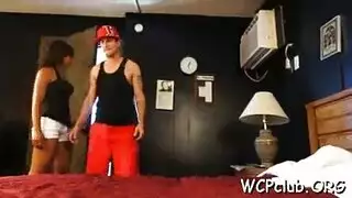 مراهقة تأخذ قضيبًا أسود سميك بعمق في مهبلها