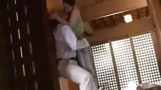 أم آسيوية تسمع شابين يمارسان الجنس في الغرفة المجاورة