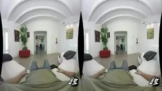 فيلم للكبار مجنون بالواقع الافتراضي: دومينو تأخذ عدة أعضاء ذكرية