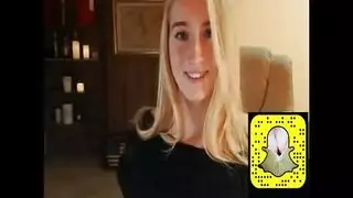 إباحية سناب شات: مراهقة لطيفة تخلع ملابسها وتلعب بثدييها