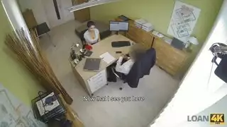 عاهرة سمراء ناughty تريد فعل جنس جماعي