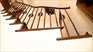 موظفة وقحة تداعب قضيبًا صلبًا خلال اجتماع خاص