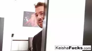 فتاتان تشاركان انتصاباً ضخماً واحداً