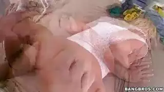 عاهرة شقراء تبيع فرجها وتتلقى ضربات خلفية وحشية