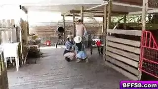 فتاتان مثيرتان، شاب محظوظ: تناوب مهبل وركوب قضيب