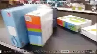 أمريكي مثار يمارس الجنس بقوة مع امرأة فاتنة في مكان عام