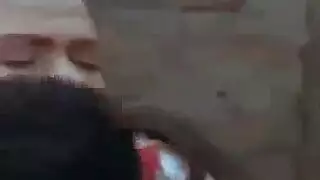 لوسي الساخنة تمارس الجنس العنيف: طحن قوي وتقفيش أثداء في الكوخ