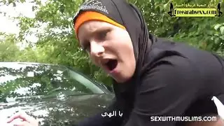 راكبة محجبة تحصل على فعل قاسي في المقعد الخلفي من سائقها