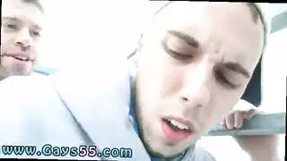 فتاتان يربطان شاب ويجعلها يمص بزازهم وياكل كسهم