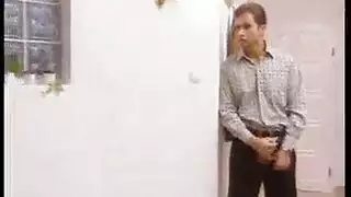 خادمة شقراء مثيرة في مثلية جنسية صريحة مع صاحب المنزل